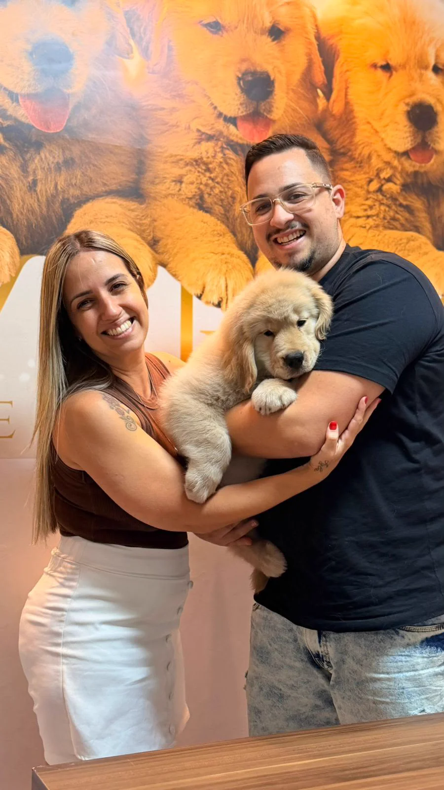 Família com um filhote de Golden Retriever