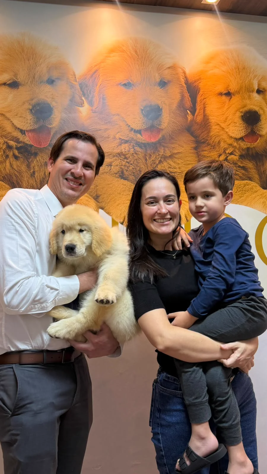 Família reunida com um filhote de Golden Retriever
