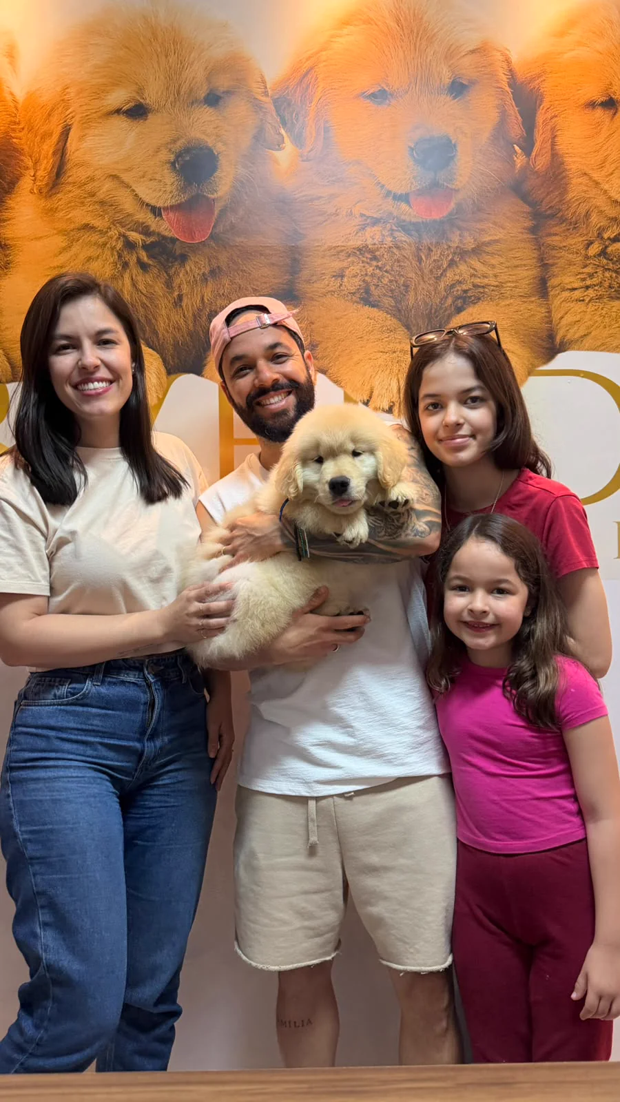 Família sorrindo com um filhote de Golden Retriever