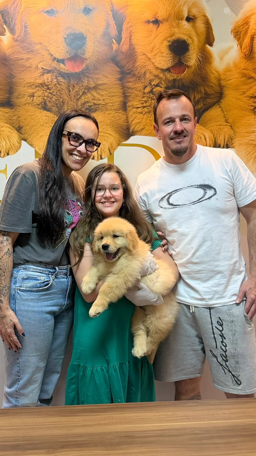 Família com um filhote de Golden Retriever